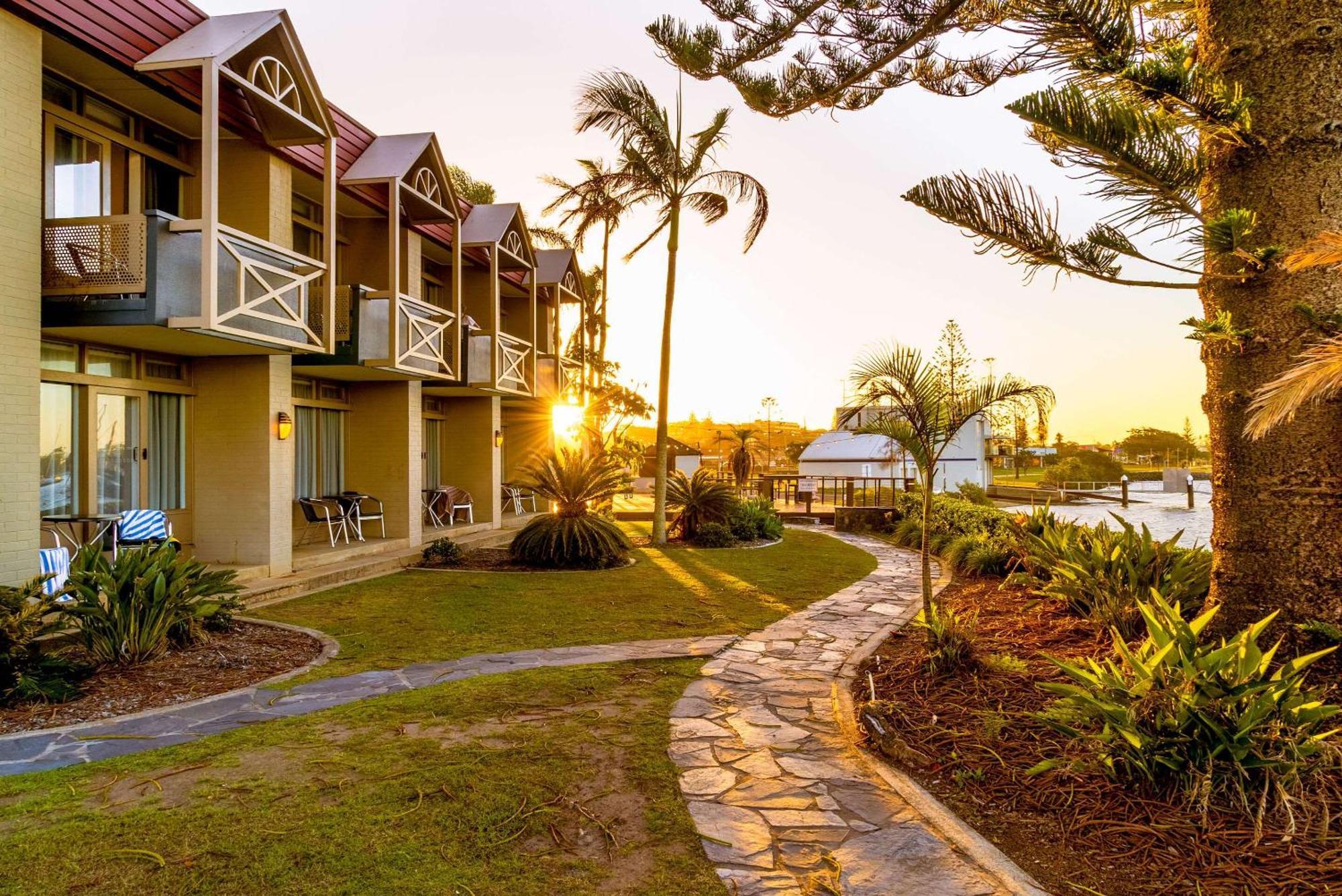 Comfort Resort Waters Edge Порт-Маккуори Экстерьер фото